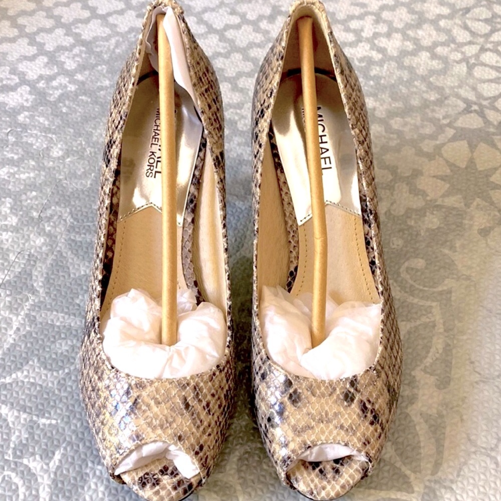 Beautiful MK heels - 🖤peep toe ‘ like new !!!!🖤